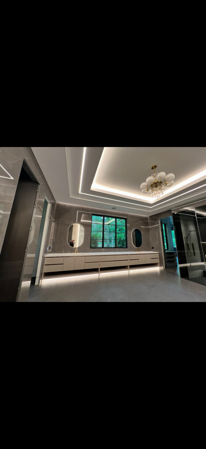 Vanity area with perimeter lighting